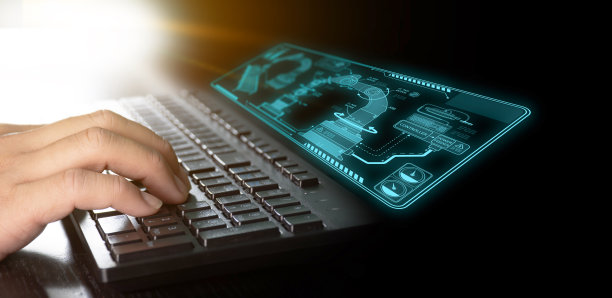 人的手使用电脑与未来工业全息图屏幕在黑暗的背景。图片下载
