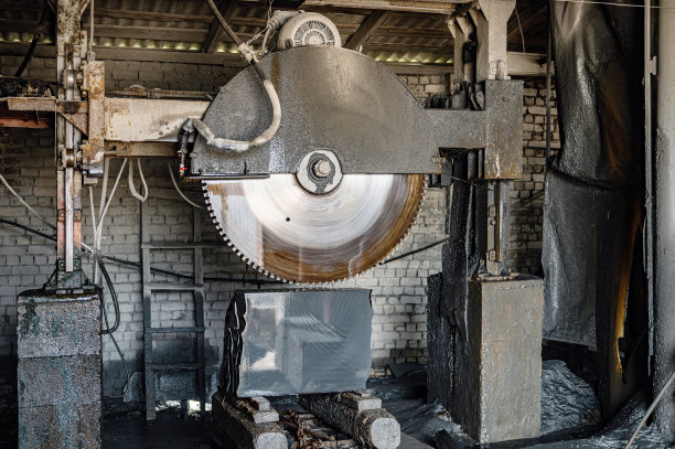 石材加工机。用于切割花岗岩的锯子。大切割机切割花岗岩。图片下载