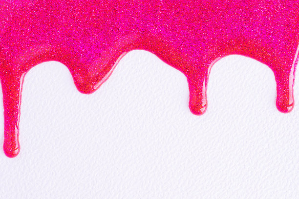 粉红色闪闪发光的五彩纸屑背景液体滴油漆颜色流下来的白色帆布。宏观照片。亮粉色的漆滴在白色的墙上图片下载