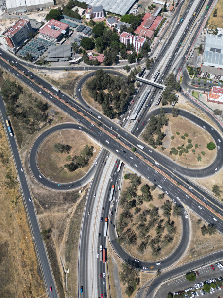 交通在瓜达拉哈拉的巴亚尔塔大道和佩里弗里科立交桥-垂直图片下载