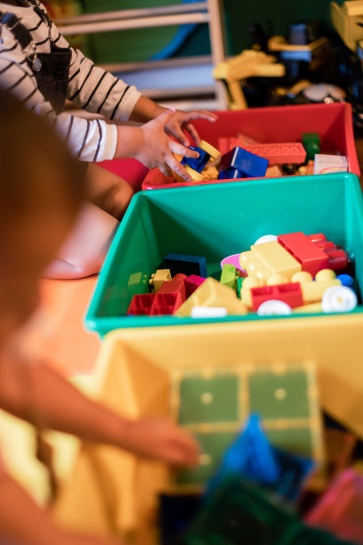 两个小姐妹在一起玩图片下载