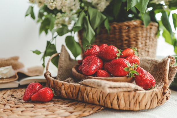 母亲节快乐，早餐漂亮，午餐托盘上有草莓，丁香花束。节日的概念。春节放假，亲人团聚图片下载