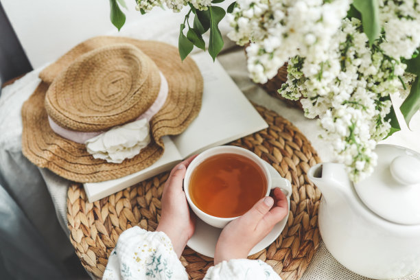 一杯茶在紫丁香的背景下，俯视图，唯美的照片图片下载