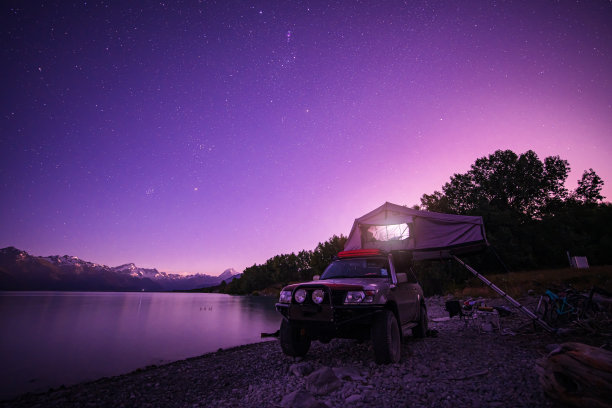 在星空下露营。图片下载
