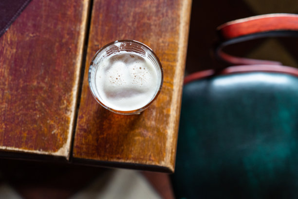 俯视酒吧里放着小吃的啤酒杯图片下载