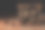 黑巧克力和牛奶巧克力，坚果在深色背景上撒上可可粉。图片下载
