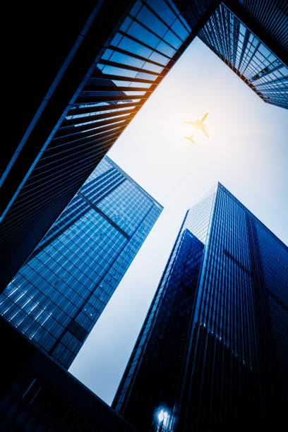 飞机飞过摩天大楼图片下载