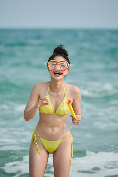 浮潜快乐的年轻女子图片下载
