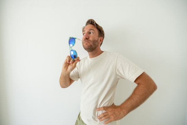 有趣的人在白色背景下的肖像图片下载