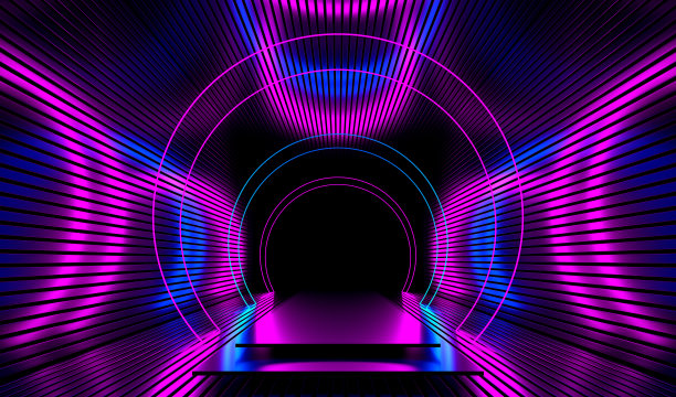 明亮发光的紫色霓虹灯在黑暗的讲台舞台背景。图片下载