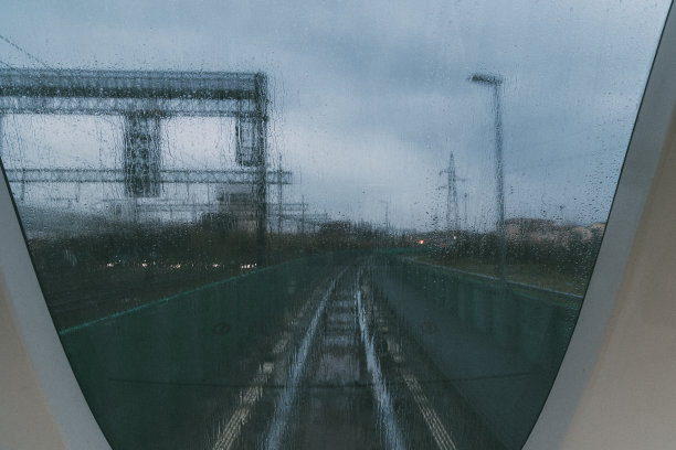 火车窗外的铁轨图片下载