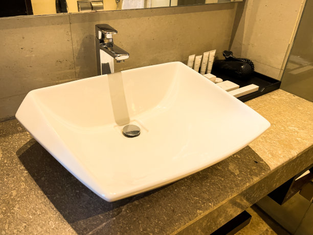 现代酒店盥洗室内部。图片下载