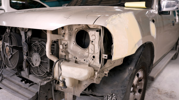 小货车前保险杠意外损坏停在一家大型汽车修理厂等待修理。该法案规定了由专业技术人员修复汽车车身漆以恢复正常使用的标准图片下载