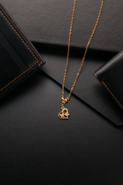 黑色背景的金项链图片下载