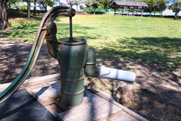 附在井上的老式手动泵图片下载