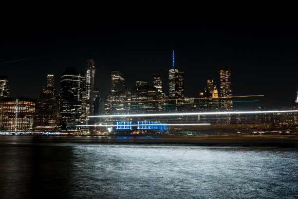 纽约-曼哈顿的夜晚。大都市的摩天大楼。夜城长曝光。大城市的高楼大厦。图片下载