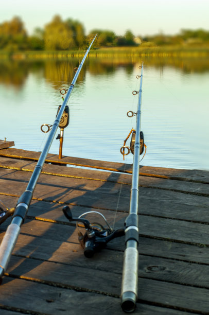 河上老渔夫桥上的两根钓竿，男人的休息图片下载