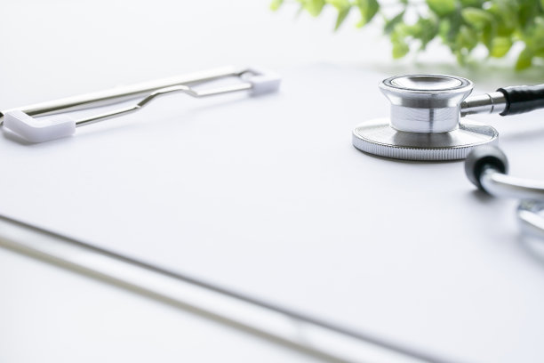 白色背景听诊器的医学背景。图片下载