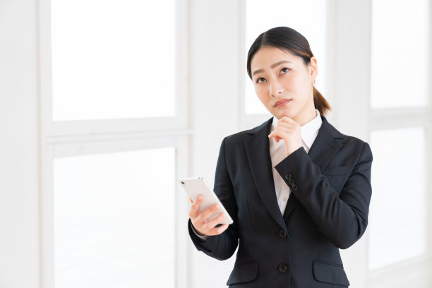 有魅力的亚洲女人看到智能手机，做生意，想，图片下载