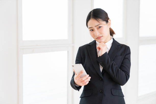 有魅力的亚洲女人看到智能手机，做生意，想，图片下载