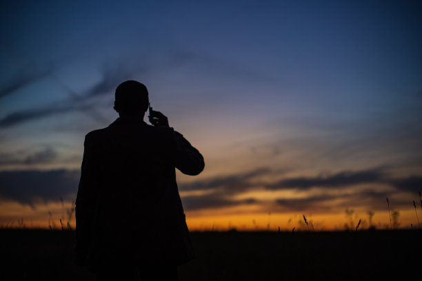 大自然中日出时商人的剪影。商业、谈判、发展、成功、创业、新机会的概念图片下载