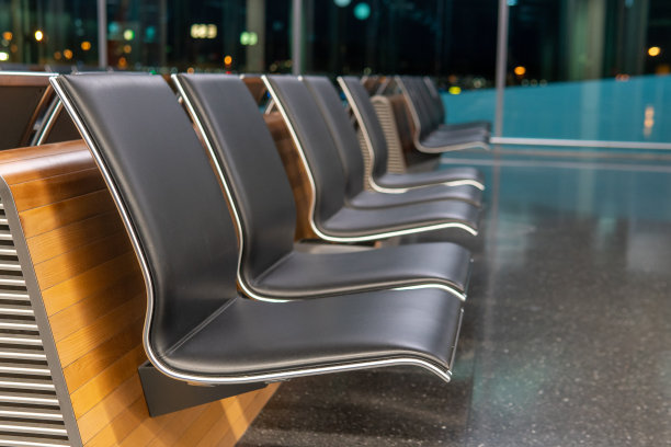 机场候机楼里的一排椅子图片下载