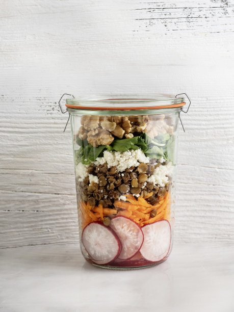 沙拉在玻璃罐，沙拉与绿色扁豆，健康的梅森罐沙拉与鹰嘴豆和蔬菜，沙拉图片下载