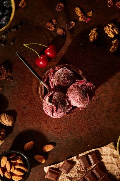 冰淇淋碗的俯视图与坚果和巧克力图片下载