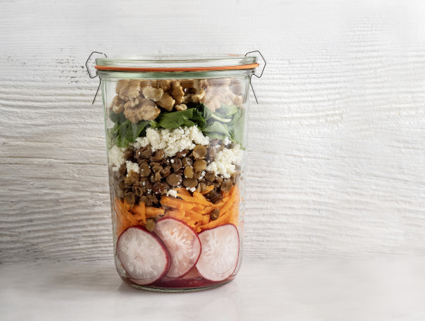沙拉在玻璃罐，沙拉与绿色扁豆，健康的梅森罐沙拉与鹰嘴豆和蔬菜，沙拉图片下载
