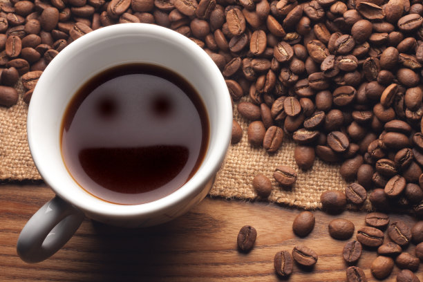 微笑着把咖啡放在桌上图片下载