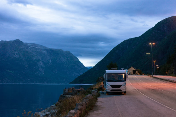 雨中，露营车停在挪威的湖边图片下载