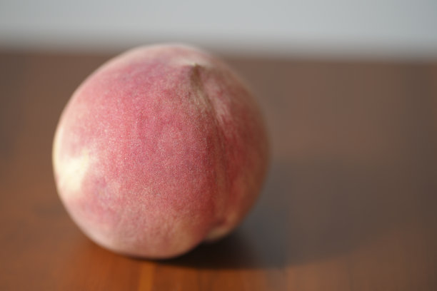 在晨曦的照耀下，桌上摆着美味多汁的桃子图片下载