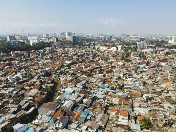 印度尼西亚西爪哇万隆市塔曼萨里地区，一个人口稠密的城市住宅区的航拍照片。图片下载