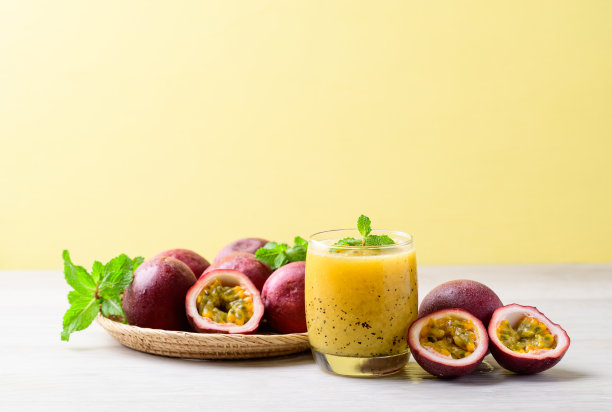 夏季新鲜的百香果冰沙饮料图片下载