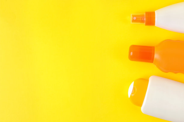 防晒霜补救。亮黄色背景上的各种防晒霜。防晒。紫外线保护。夏天。发短信的度假地点。俯视图图片下载