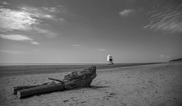 灯塔的单色照片。图片下载