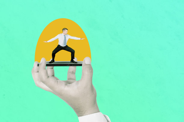 用手机上网的高加索商人图片下载