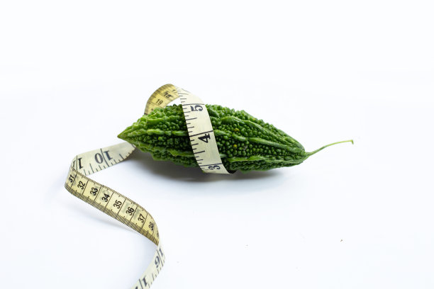 用卷尺包着的苦瓜图片下载