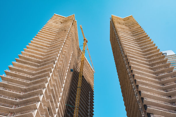 住宅楼施工现场用起重机。在摩天大楼和住宅楼新建公寓图片下载