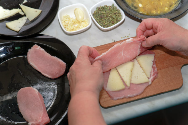 女人用奶酪塞猪肉片图片下载