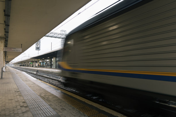 火车出站图片下载