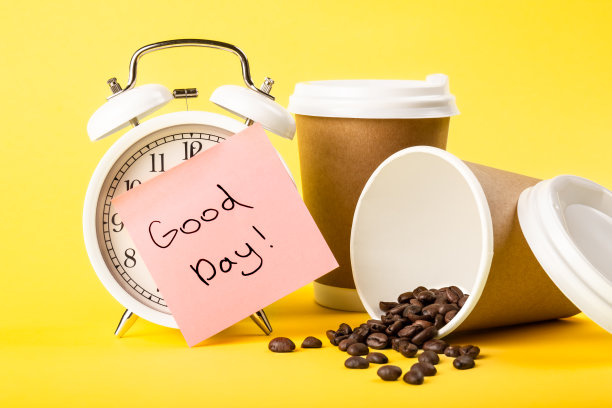 闹钟、纸杯、提醒纸、黄底咖啡豆。图片下载