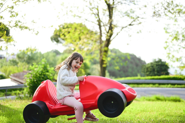 在弹簧摇杆上摇摆。图片下载