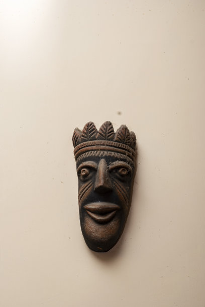 一个美丽的部落赤陶面具挂在墙上的家庭装饰图片下载