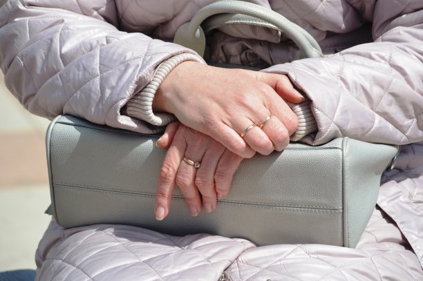 一个手里拿着包的女孩图片下载