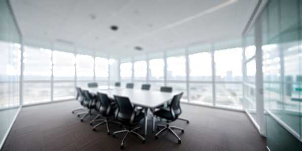 抽象模糊的室内现代办公空间工作横幅背景与复制空间，没有人图片下载