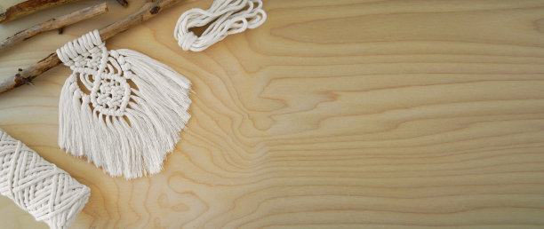 横幅一个手工编织植物衣架与木制环在一个美丽的背景设置的情绪创造。图片下载