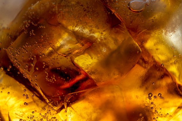 在加冰的杯子里喝的冷饮图片下载