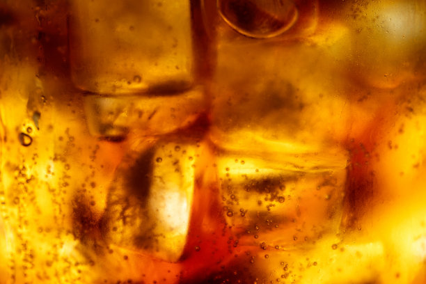 在加冰的杯子里喝的冷饮图片下载