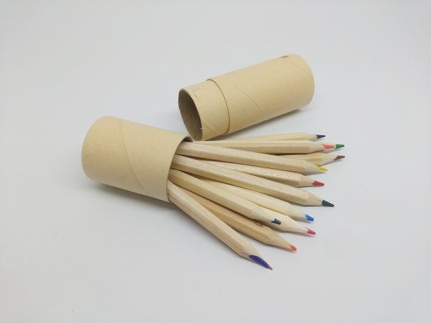 木制彩色铅笔和一个圆形容器图片下载